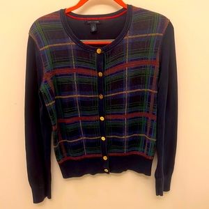 Tommy Hilfiger sweater. Size medium. Lightly worn. Beautiful details. Perfect.